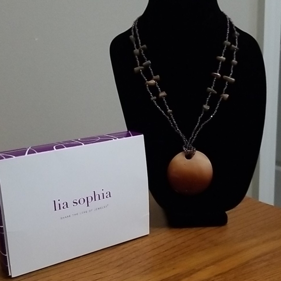 Beautiful dressy beaded necklace - Picture 2 of 3